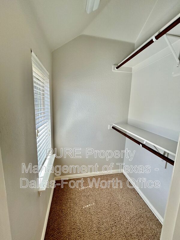 Building Photo - 511 Carnation Ln
