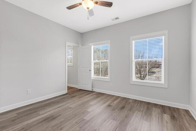 Building Photo - 2761 Bell Dr SE