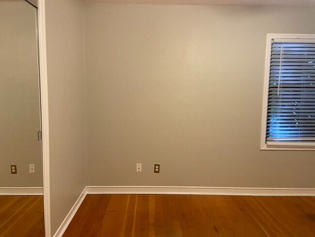 Building Photo - Wonderful Cottage 3 Blocks from Beaverton ...