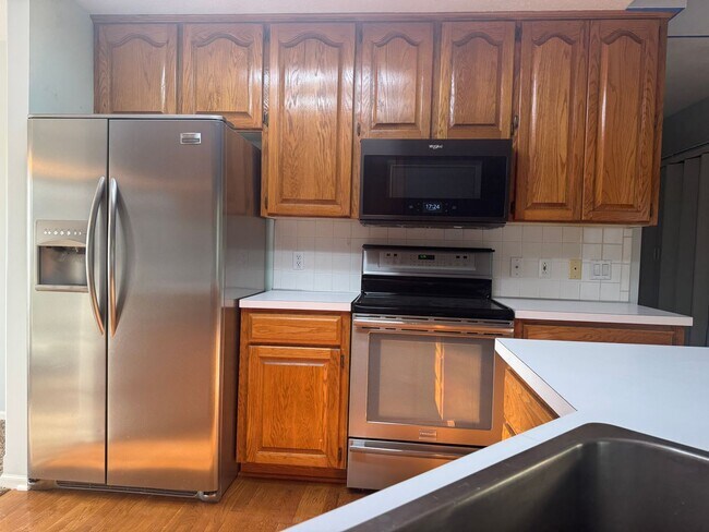 Building Photo - Spacious Papillion home with modern comfor...