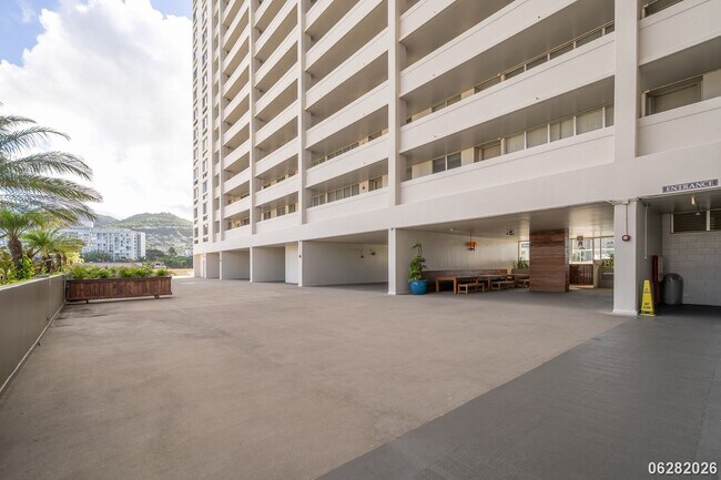 Building Photo - 2 Bd/2 Ba/1 Parking Condo in Banyan Tree Plaza, Honolulu