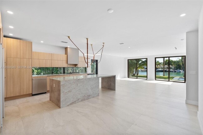 Building Photo - 550 S Shore Dr