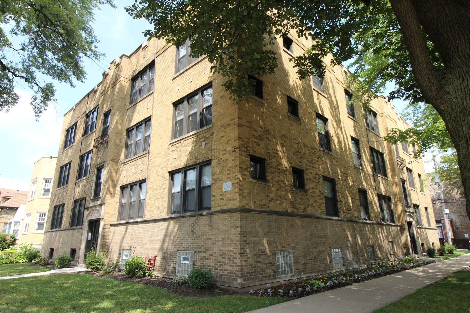 Building Photo - 2450 W Albion Ave
