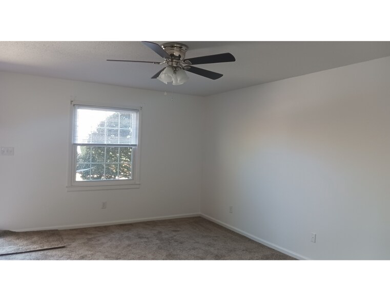 Building Photo - 115 Eastcliff Dr SE