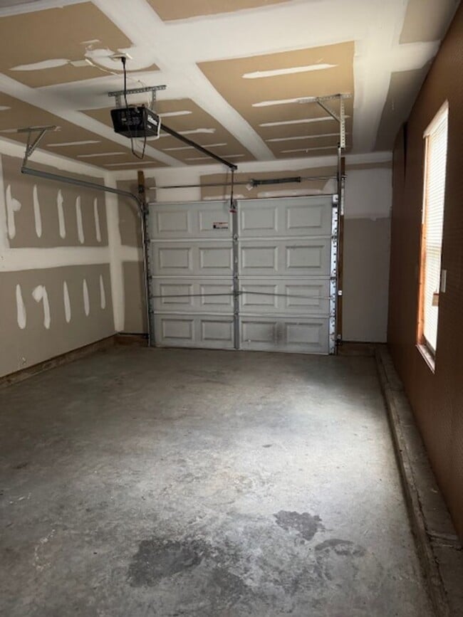 Building Photo - 3 Bedroom Townhouse in Bayshore Crossing