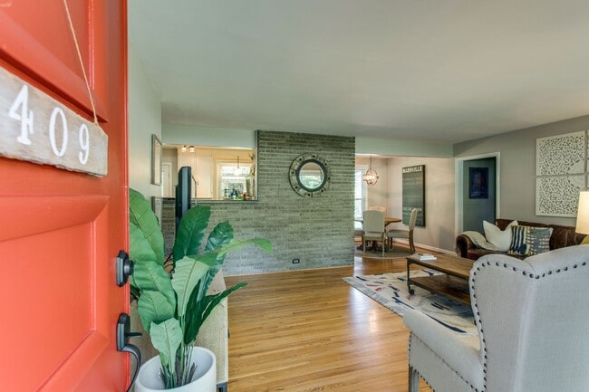 Building Photo - Crieve Hall Ranch with Studio