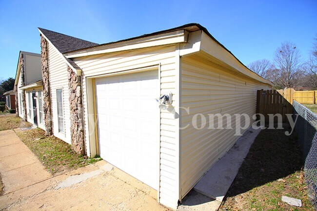 Building Photo - 3340 Morningview Dr