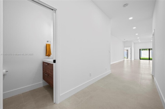 Building Photo - 1041 W Lakewood Rd