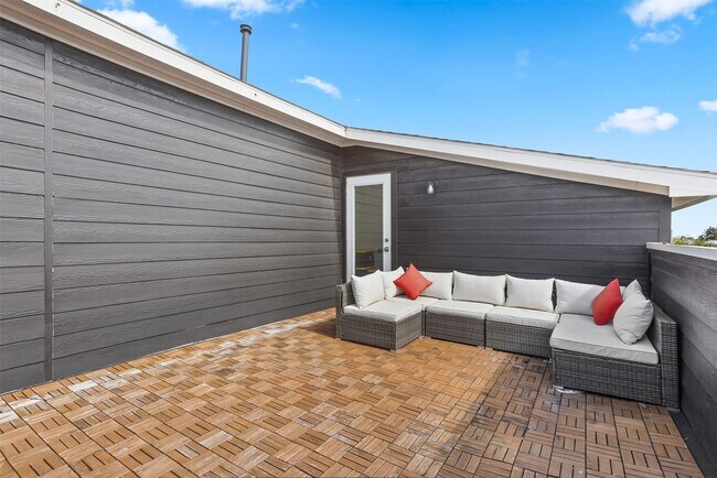 Building Photo - 500 Schweikhardt St