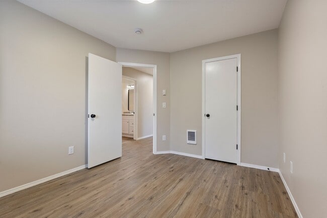 Building Photo - 4 bedroom/2.5 bathroom available in SE Portland