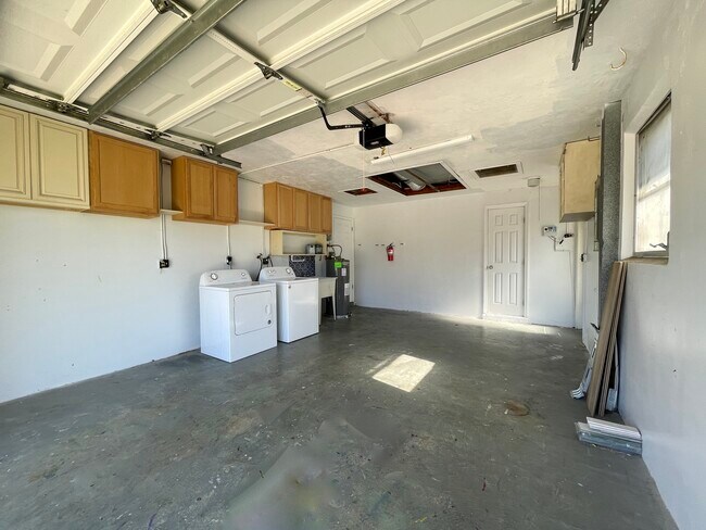 Building Photo - 1943 Sky Dr