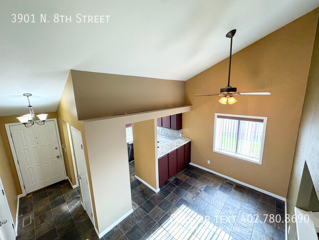 Building Photo - Fully remodeled townhome for rent!