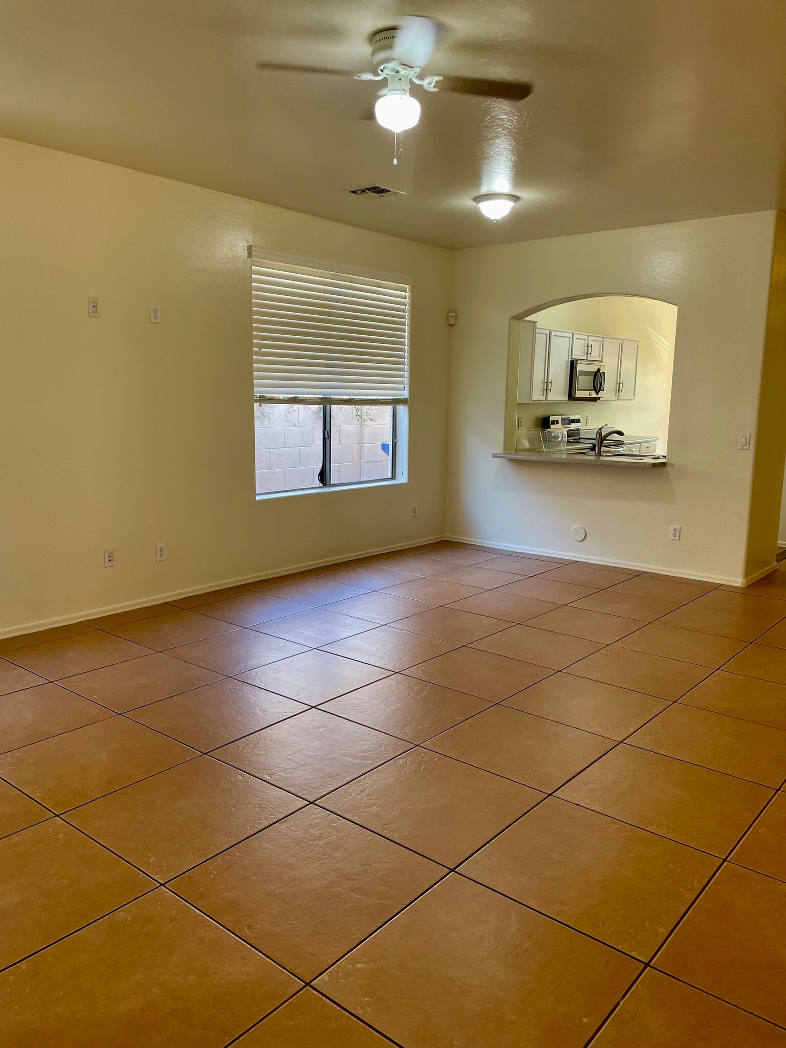 Building Photo - 1048 E Susan Ln