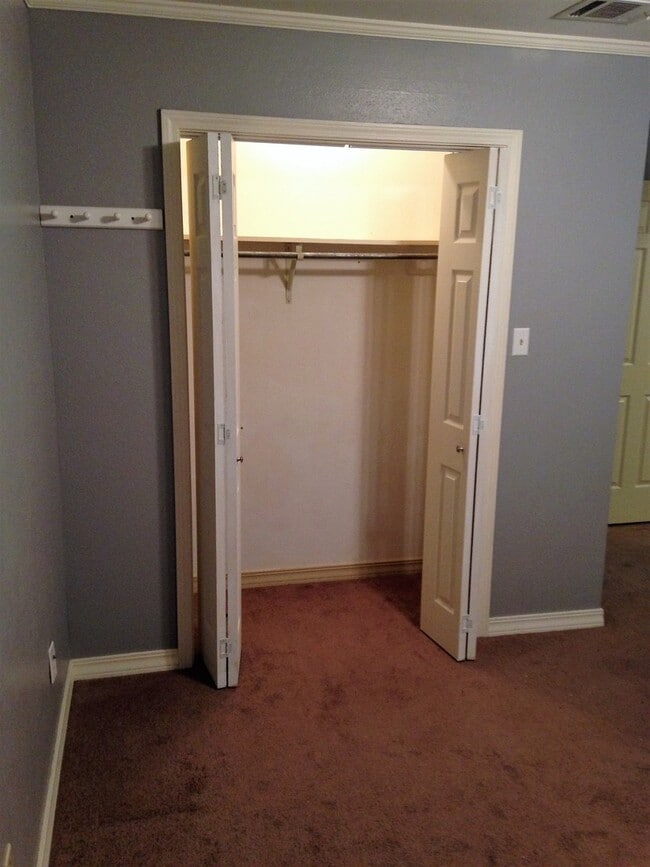 Building Photo - ** 3/2 IN NEW GREENACRES PLACE **