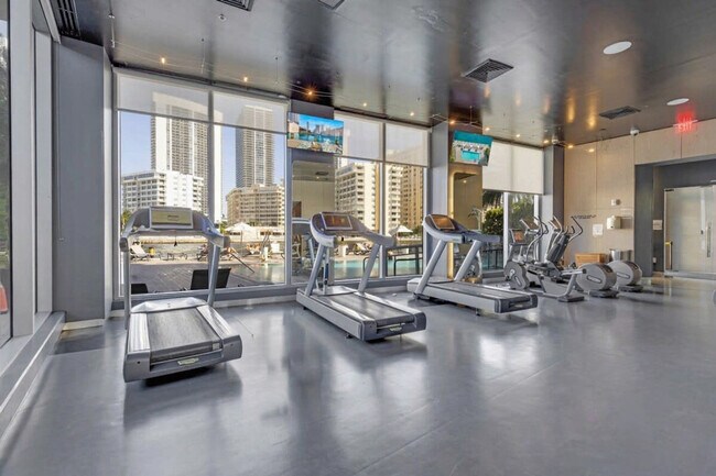 Building Photo - 2602 E Hallandale Beach Blvd