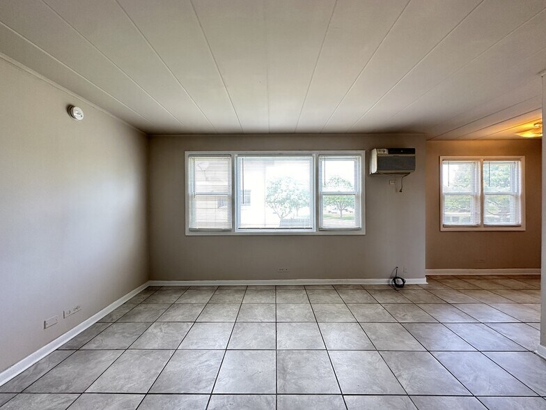 Building Photo - 9610 Ivanhoe Ave