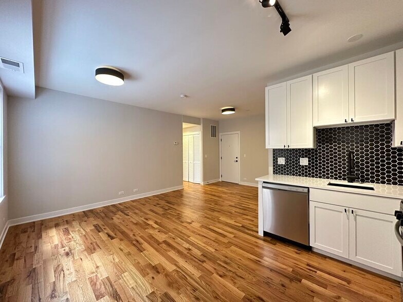 Building Photo - 659 W Wrightwood Ave