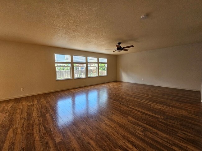 Building Photo - Super Beautiful Englewood 3 Bedroom Home A...