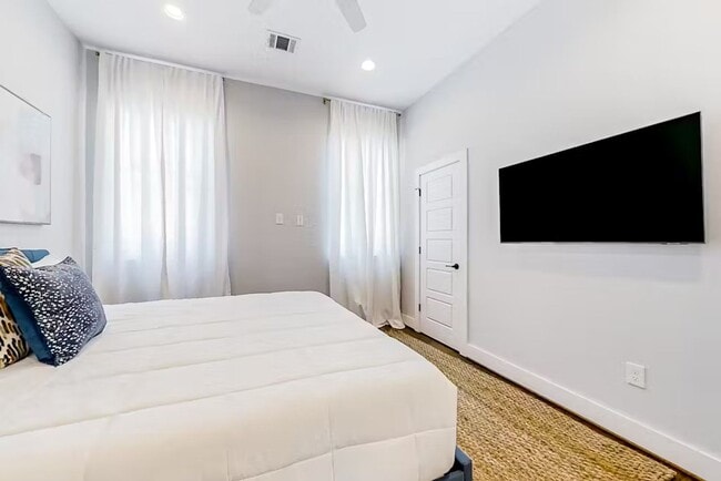 Building Photo - 1928 Oakdale St