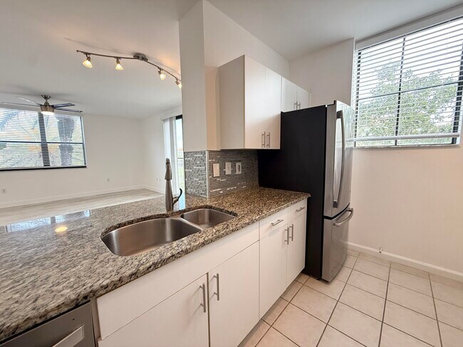 Building Photo - 630 S Sapodilla Ave
