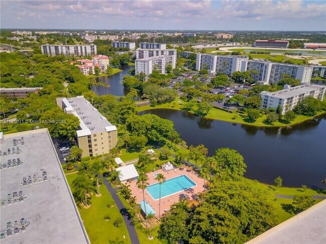 Building Photo - 2209 S Cypress Bend Dr