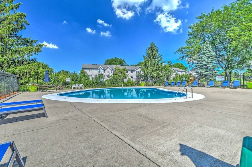 Sundeck & Community Pool - Hidden Creek