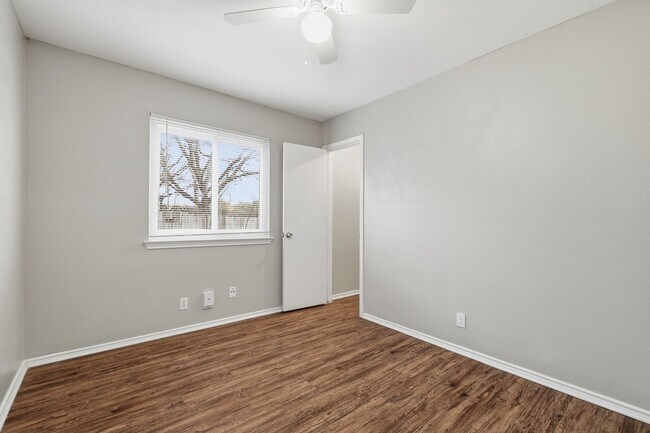 Building Photo - Northwest Crossing Retreat with Greenbelt Views