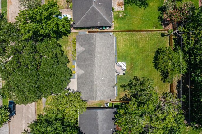Building Photo - 5823 Duxbury St