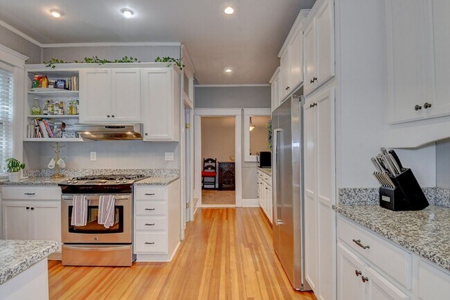 Building Photo - Beautiful Older home renovated for todays ...