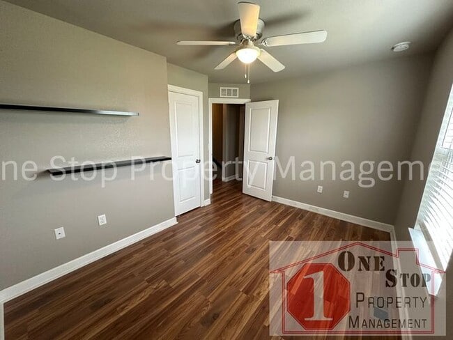 Building Photo - Gorgeous 3-Bed, 2.5-Bath Townhome in Raymore!