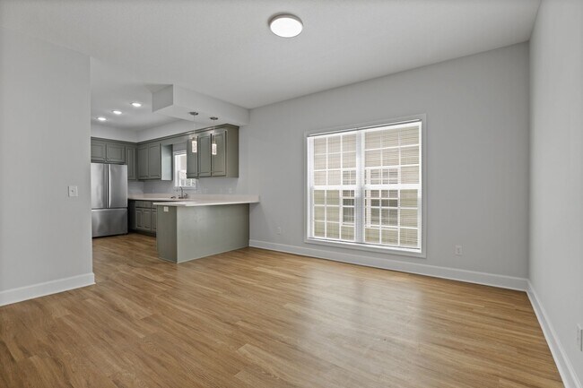 Building Photo - New Luxury Townhouse