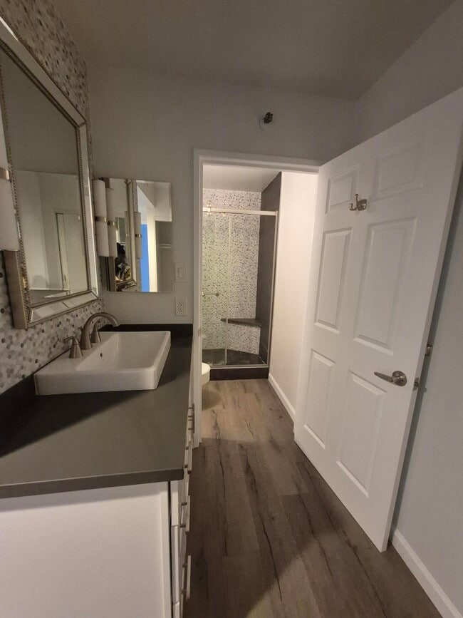 Building Photo - 600 W 9th St