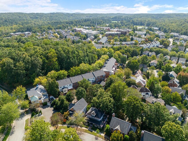 Building Photo - Beautiful Southern Village townhome - Furn...