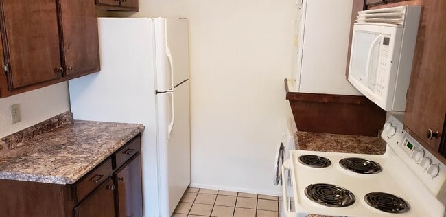 Building Photo - 2095 Cottonwood Cir