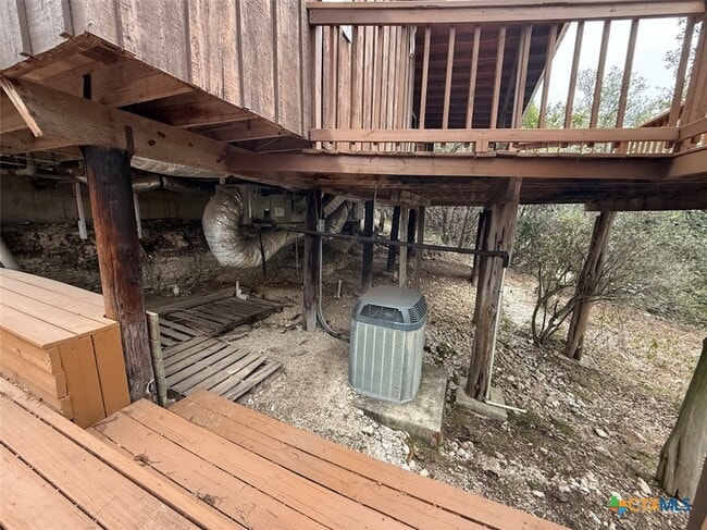 Building Photo - 827 Contour Dr