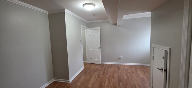 Building Photo - 678 Savin Ave