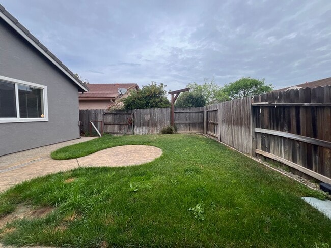 Building Photo - Beautiful 3 Bed, 2 Bath Home