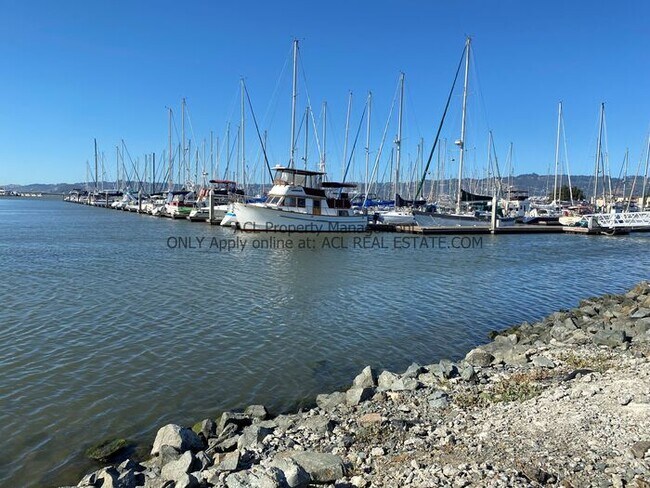 Building Photo - Perectly Located, **PET FRIENDLY** Spacious, 2bed/ 2bath, Emeryville Condo For Rent