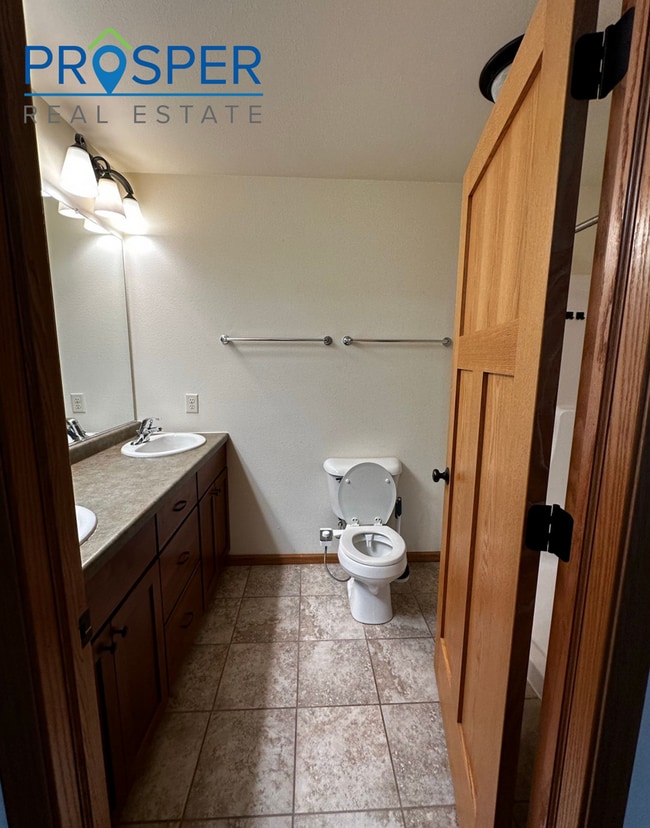 Building Photo - Charming Comfort Meets Prime Eau Claire Location!