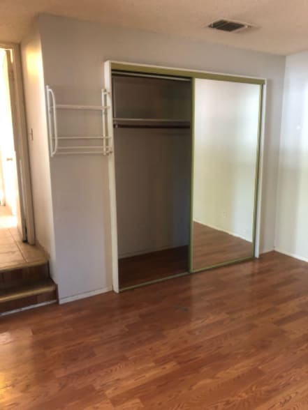 Building Photo - 2528 Bates Dr