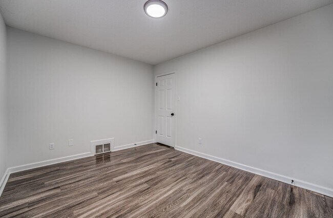Building Photo - Style, Space, and Convenience in the Heart...