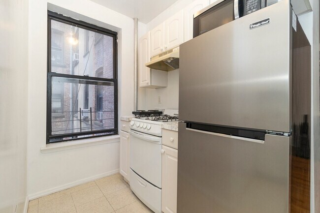 Building Photo - 309-311-311 E 95th St