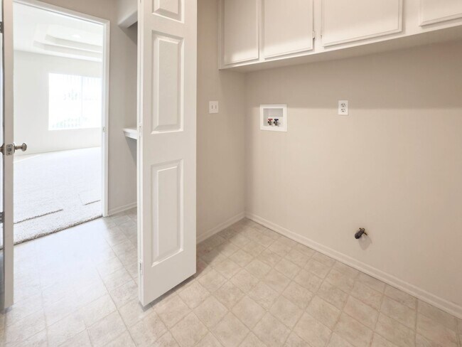 Building Photo - RARE 6 BEDROOM HOME FOR RENT IN OPTIMUM LO...