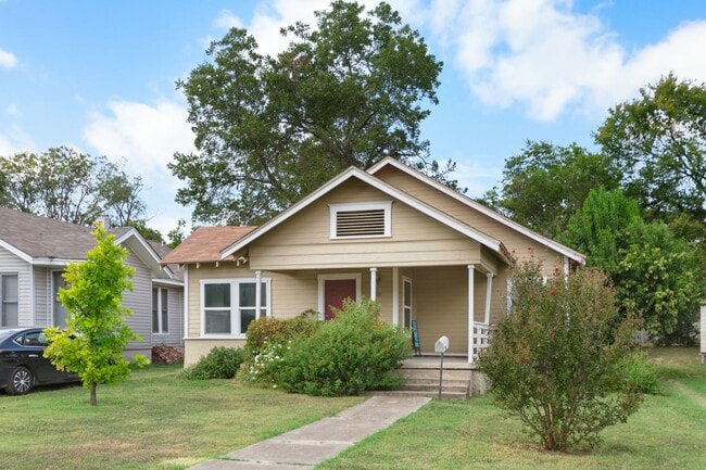 Building Photo - Available Now! Charming 2 Bed / 2 Bath Craftsman Home Near Downtown Waco