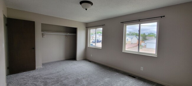 Building Photo - 3 Bedroom 1.5 Bathroom Home