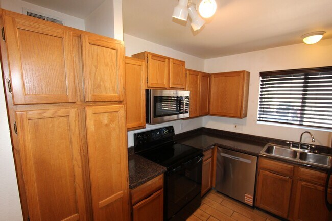Building Photo - 2 Bedroom Condo in Pineview Village | Ground-Level Unit