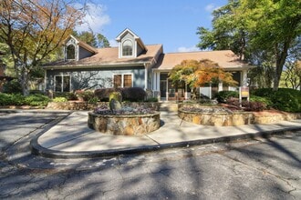 Building Photo - Glen Lake
