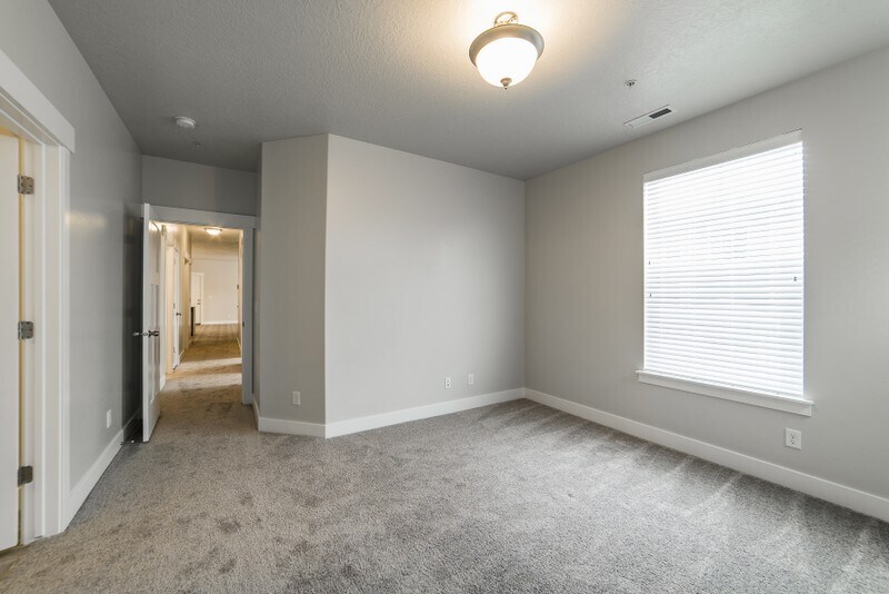 Building Photo - 654 N Emery Ln
