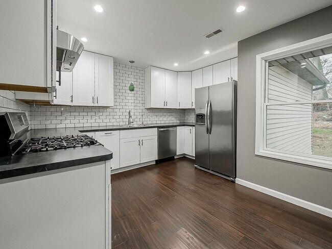 Building Photo - Charming 3-Bed, 2.5-Bath Home in Pinckney!