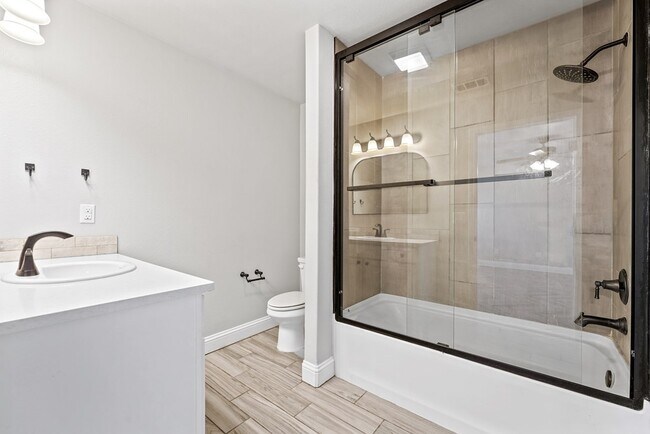 Building Photo - 1209 E 89th St